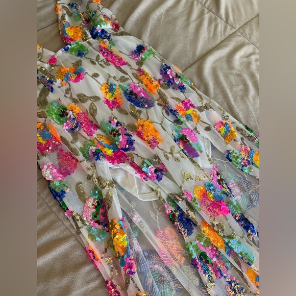 EUC Lucky in the sky halter gown white with flower sequins pattern size Medium - Picture 4 of 12